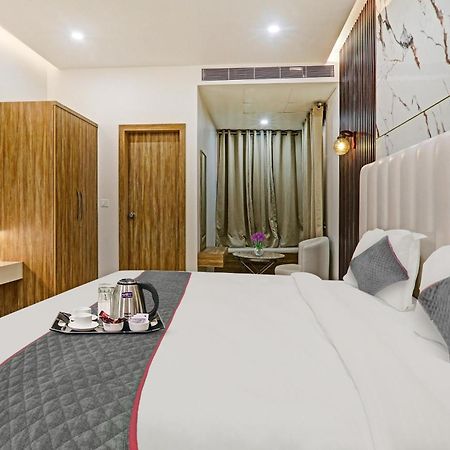 Super Townhouse Hotel Impact Chinhat Eksteriør billede