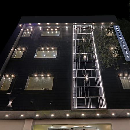 Super Townhouse Hotel Impact Chinhat Eksteriør billede