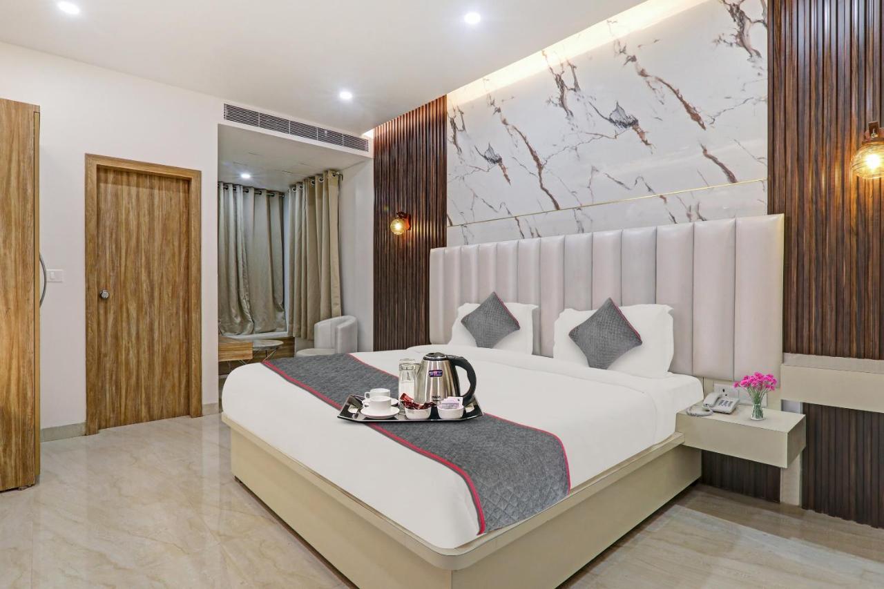 Super Townhouse Hotel Impact Chinhat Eksteriør billede