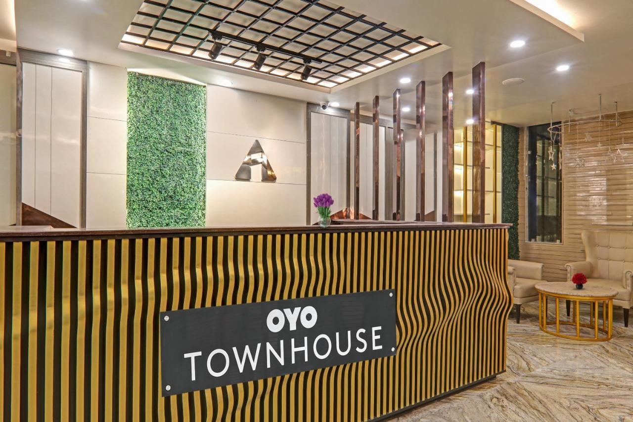 Super Townhouse Hotel Impact Chinhat Eksteriør billede