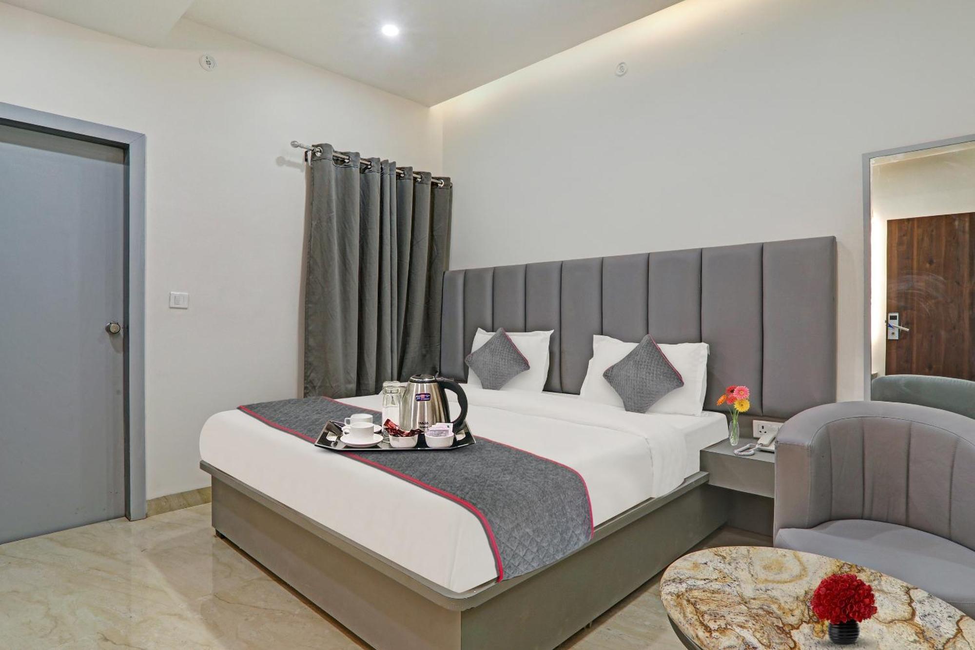 Super Townhouse Hotel Impact Chinhat Eksteriør billede