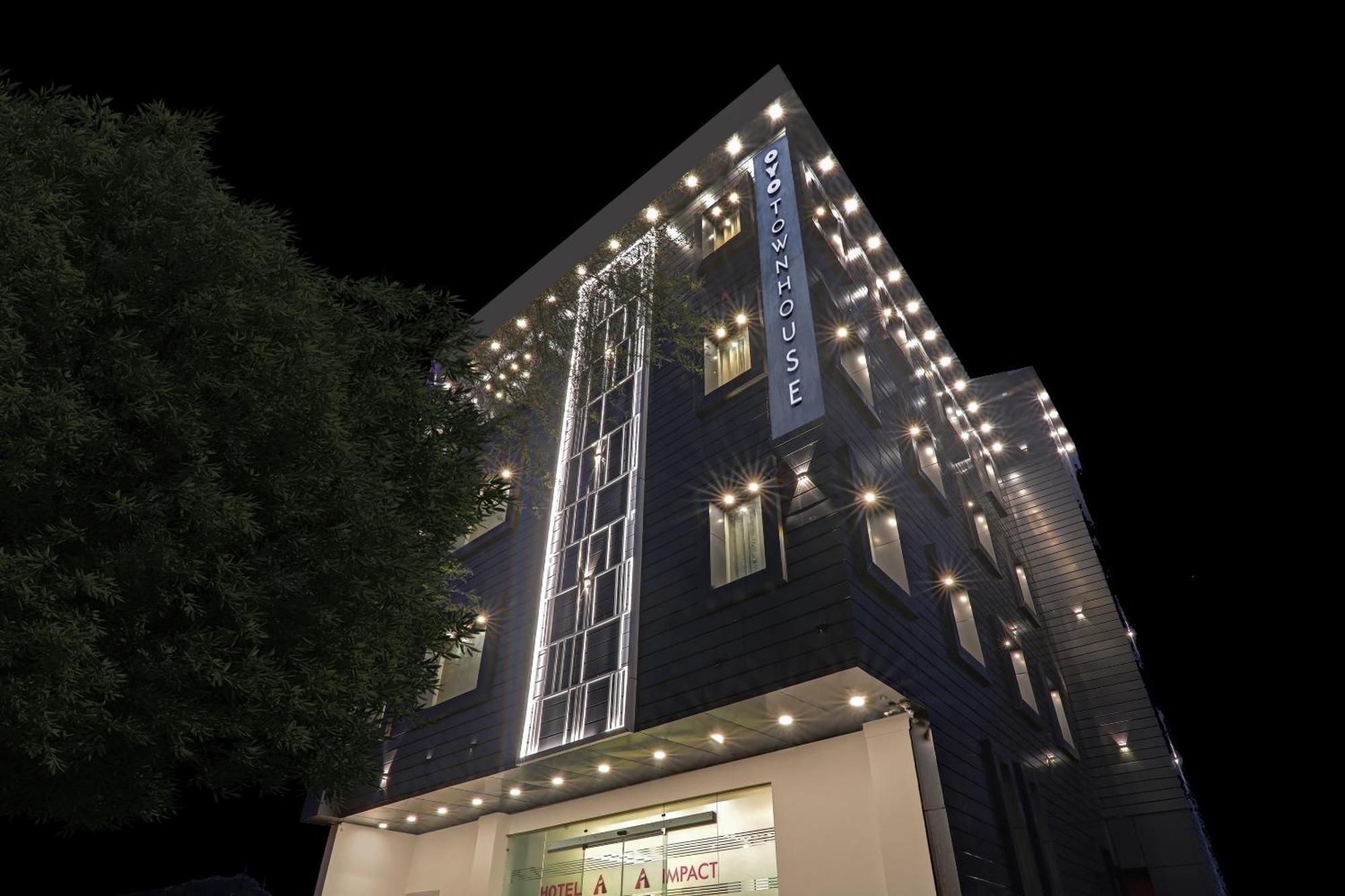 Super Townhouse Hotel Impact Chinhat Eksteriør billede