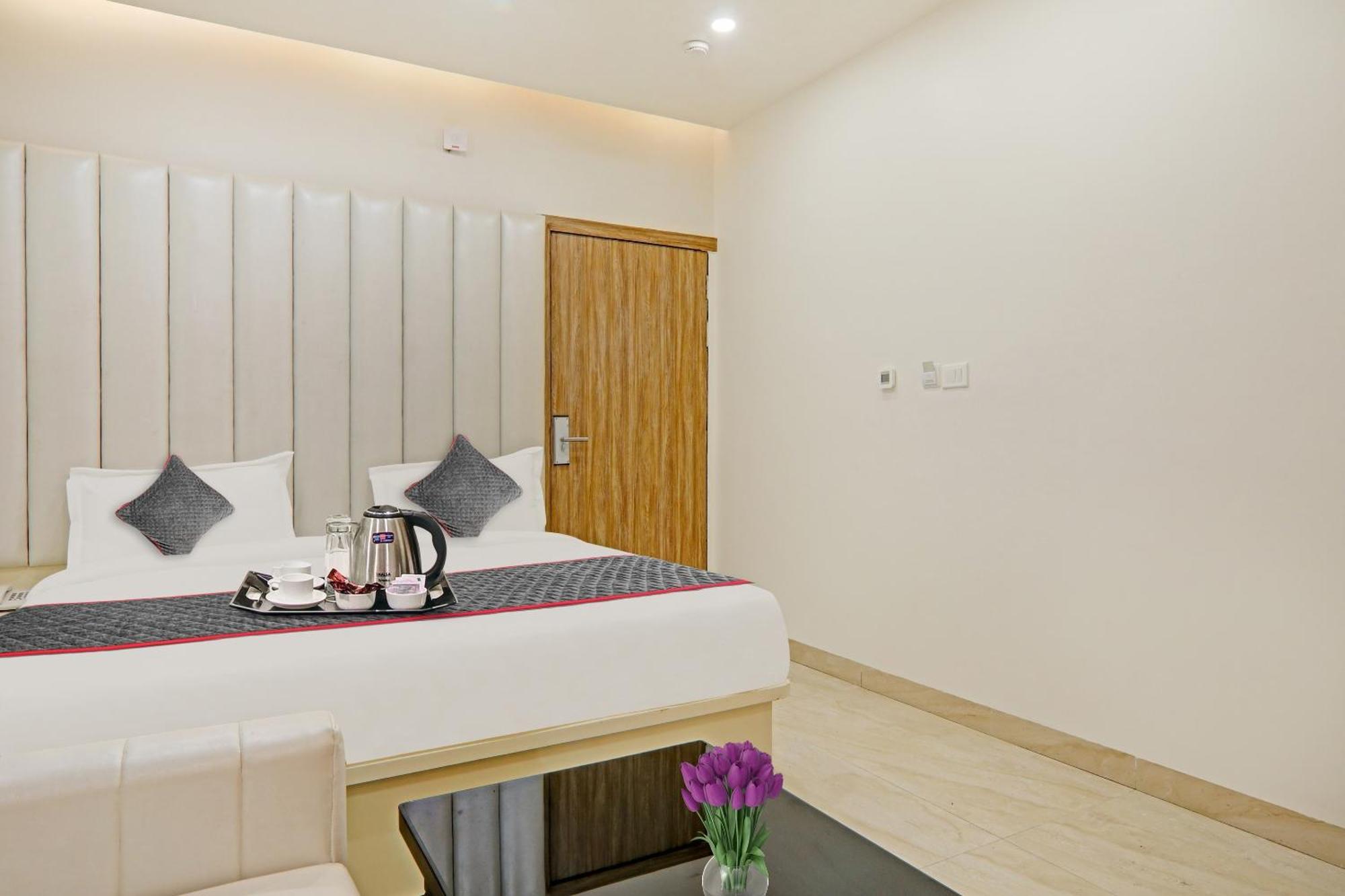 Super Townhouse Hotel Impact Chinhat Eksteriør billede