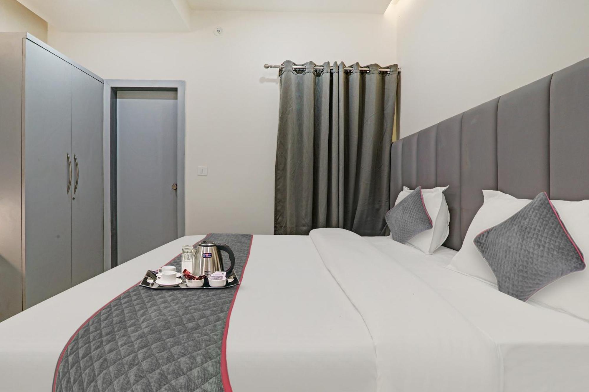 Super Townhouse Hotel Impact Chinhat Eksteriør billede