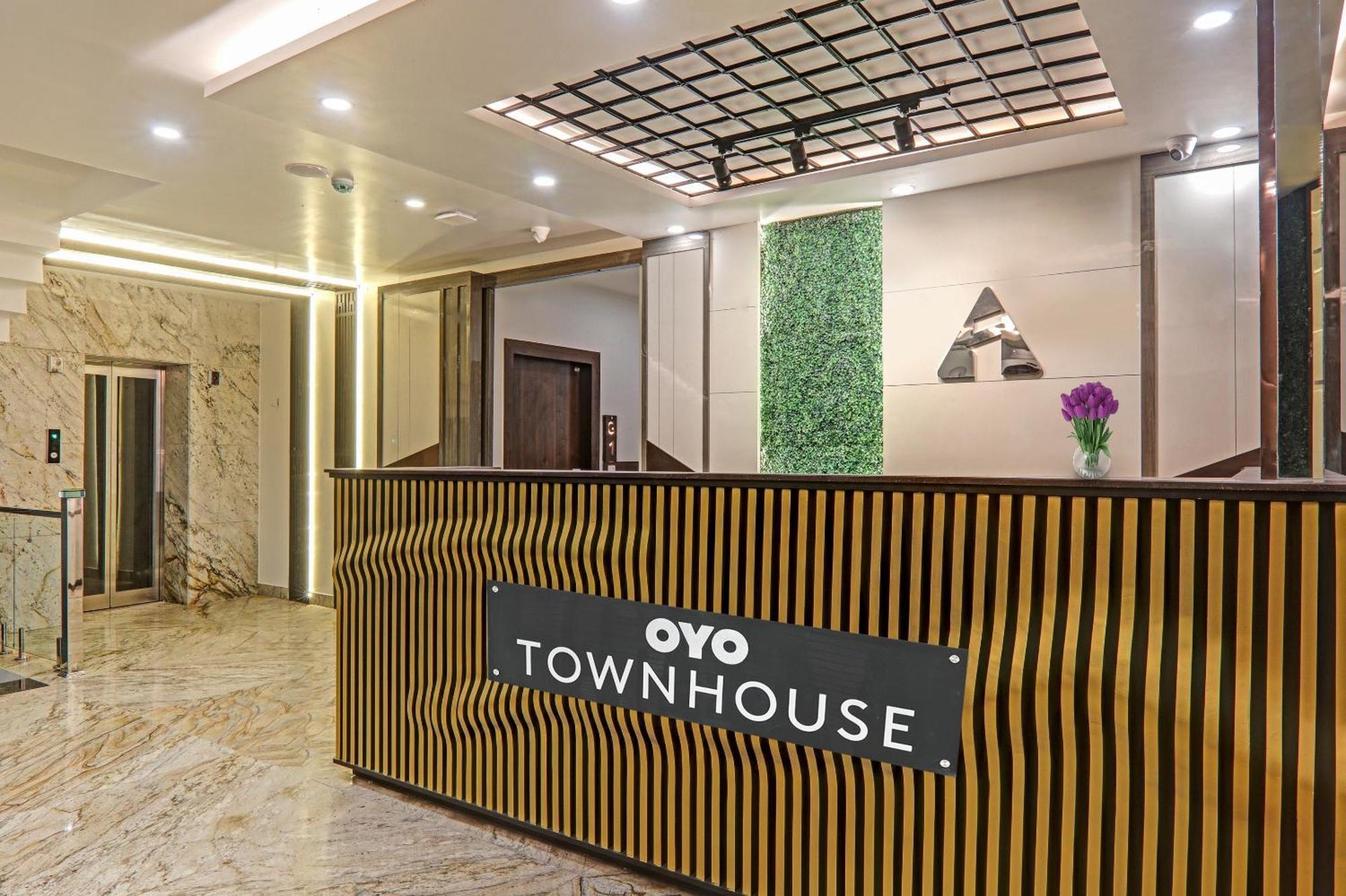 Super Townhouse Hotel Impact Chinhat Eksteriør billede