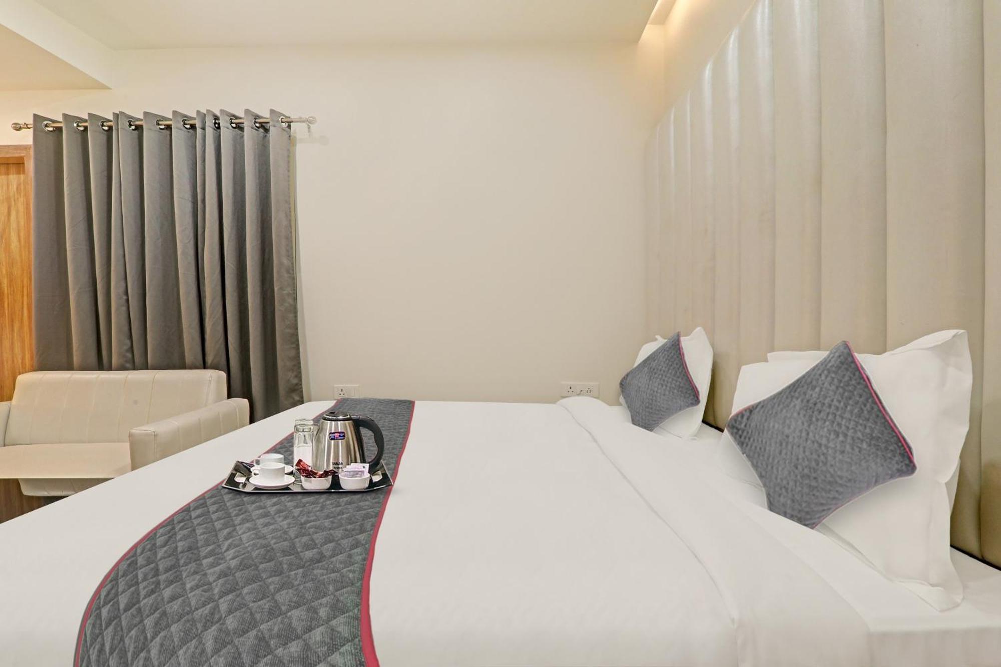 Super Townhouse Hotel Impact Chinhat Eksteriør billede
