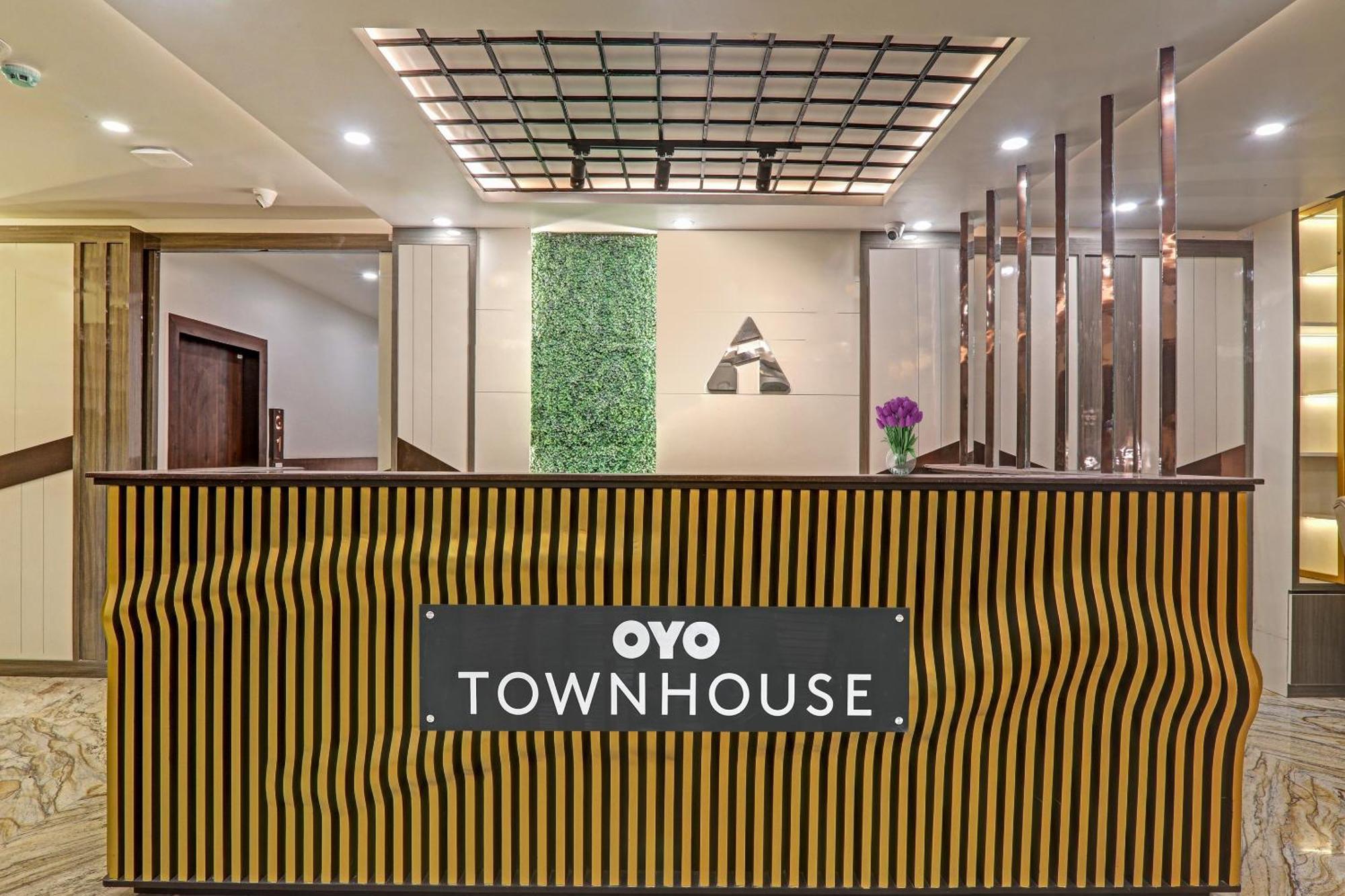 Super Townhouse Hotel Impact Chinhat Eksteriør billede