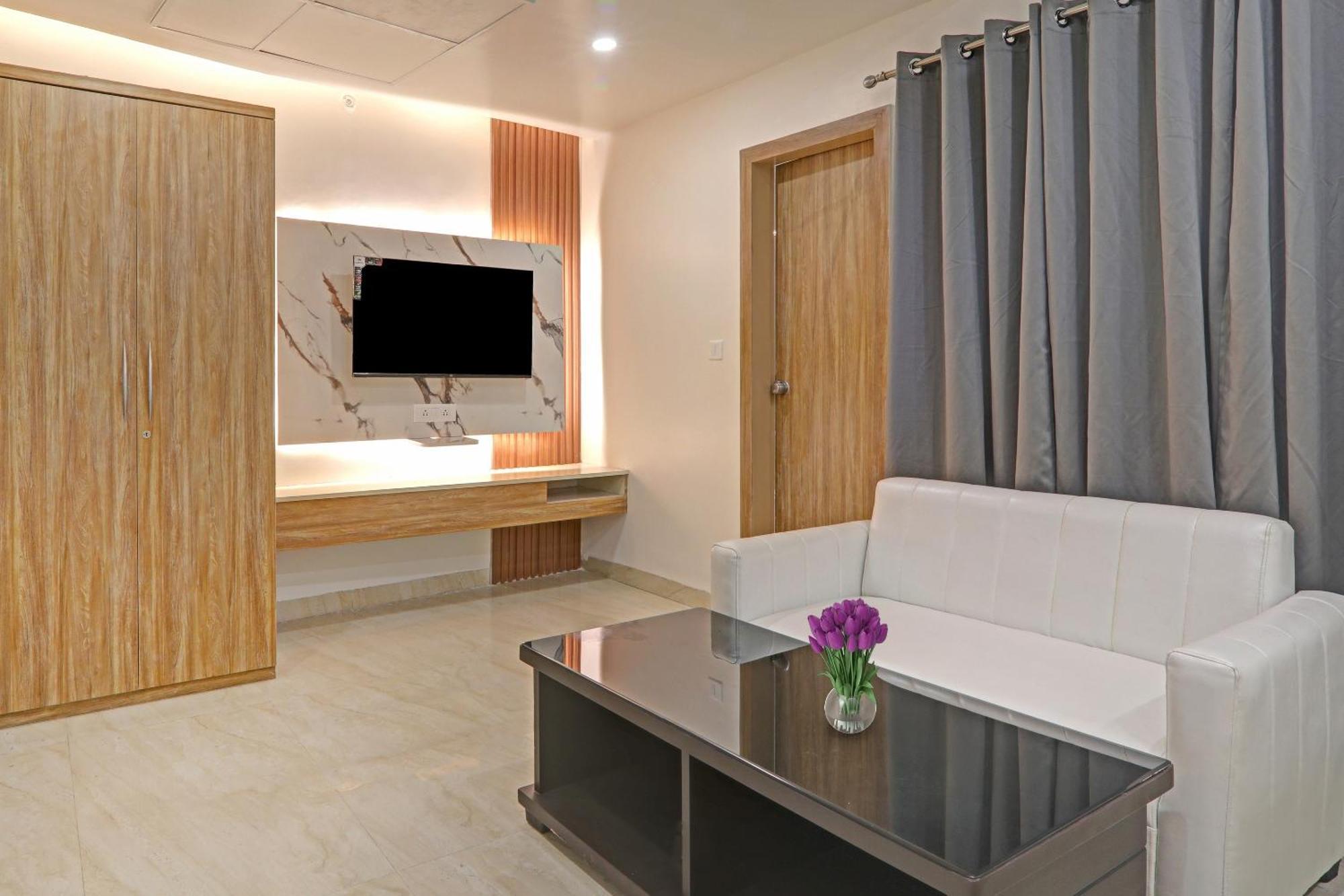 Super Townhouse Hotel Impact Chinhat Eksteriør billede