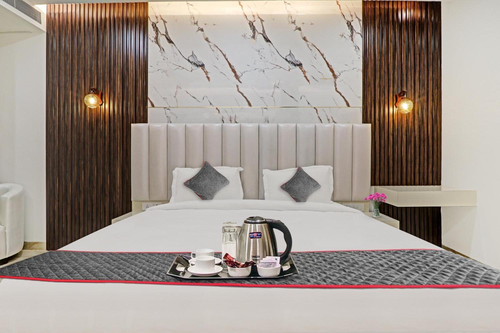 Super Townhouse Hotel Impact Chinhat Eksteriør billede