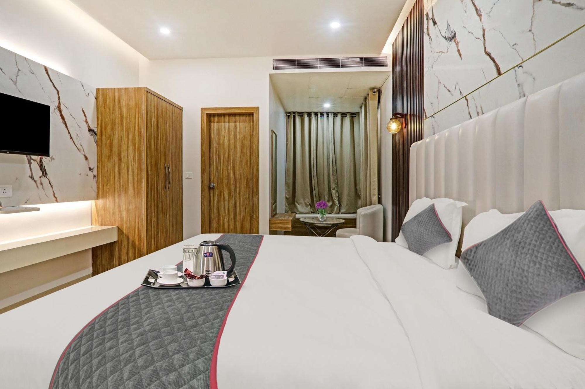 Super Townhouse Hotel Impact Chinhat Eksteriør billede