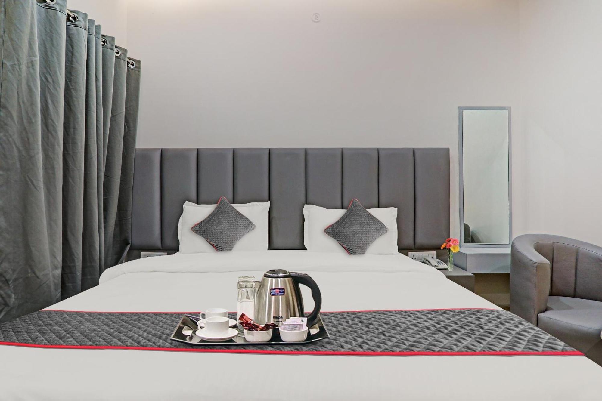 Super Townhouse Hotel Impact Chinhat Eksteriør billede