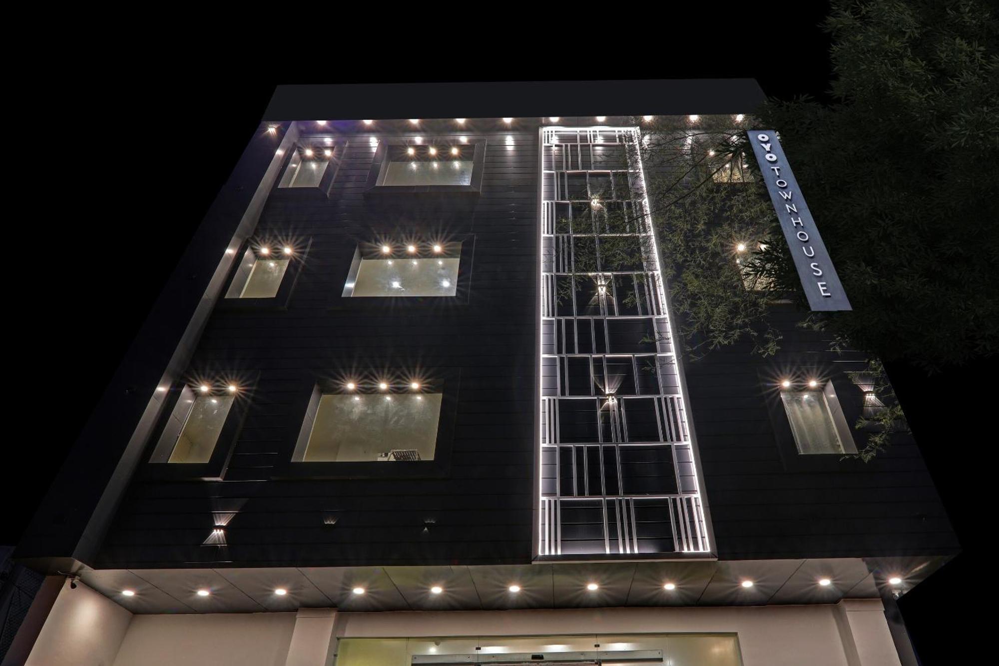Super Townhouse Hotel Impact Chinhat Eksteriør billede