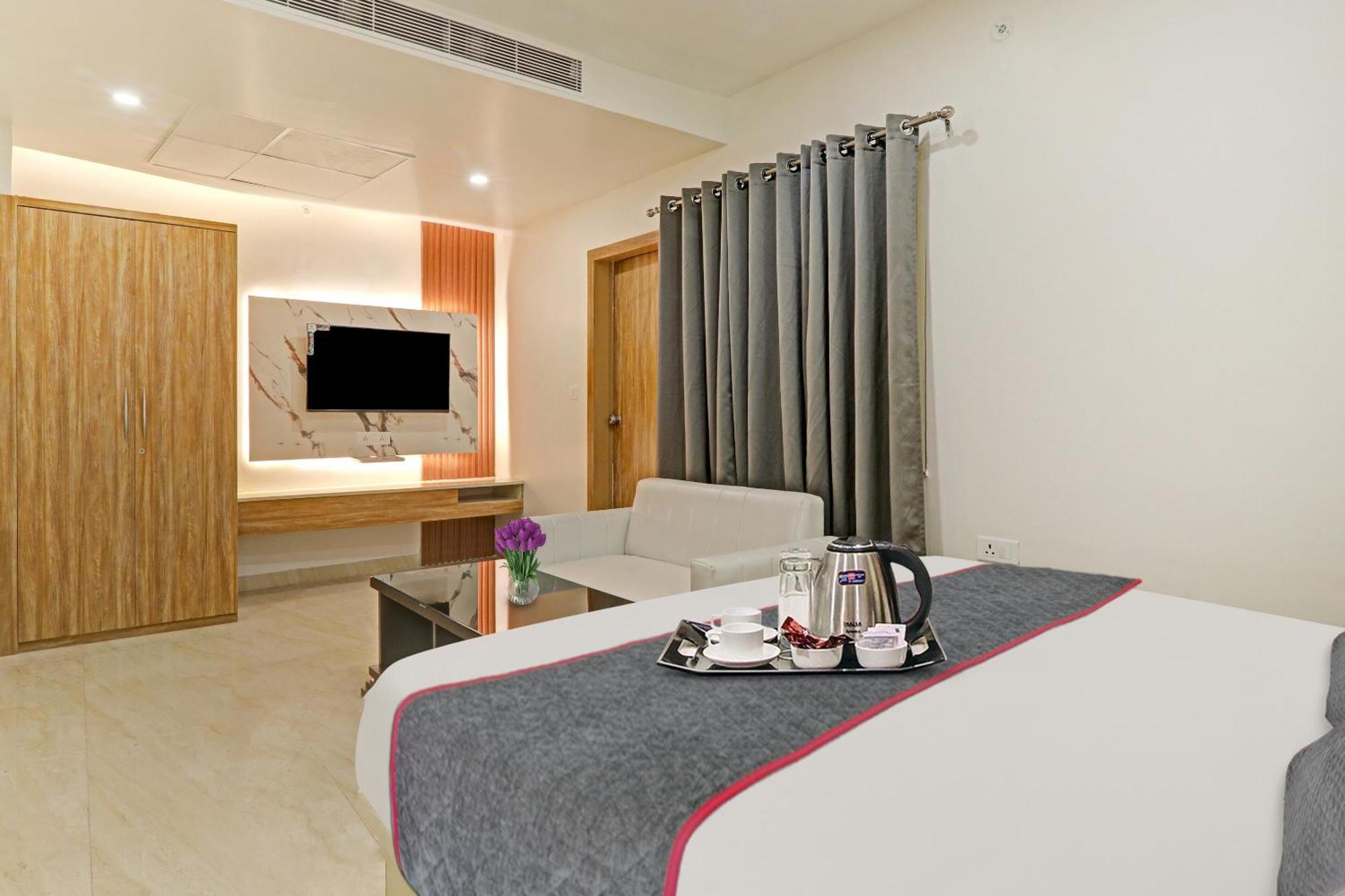 Super Townhouse Hotel Impact Chinhat Eksteriør billede
