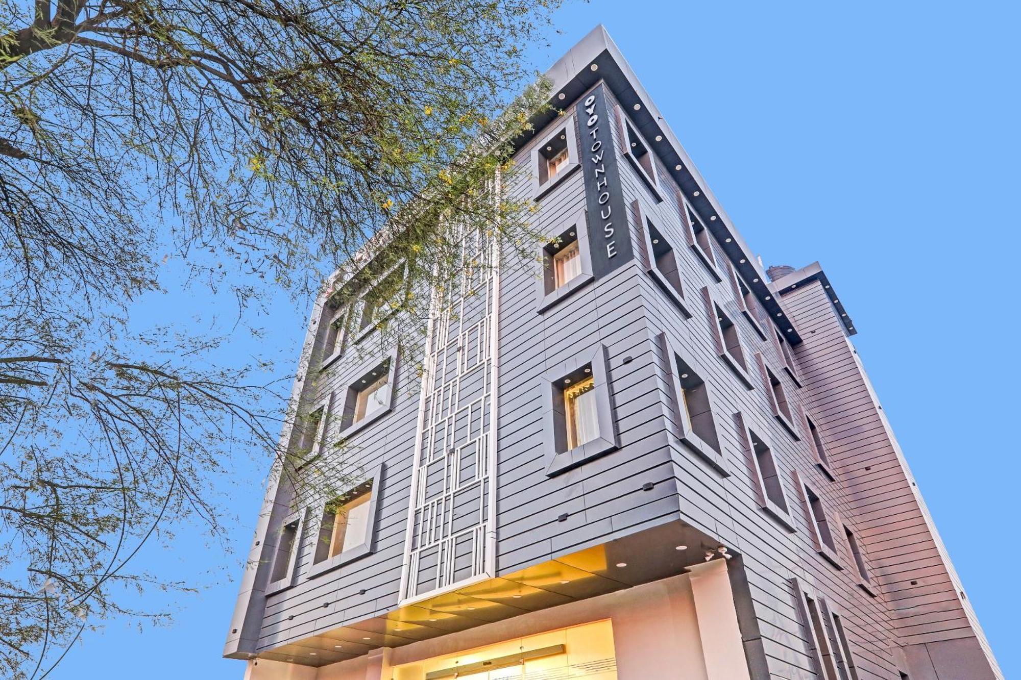 Super Townhouse Hotel Impact Chinhat Eksteriør billede